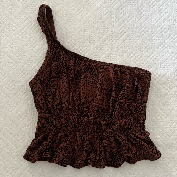 🦋3/$50 Urban Outfitters One Shoulder Top - Picture 3 of 5
